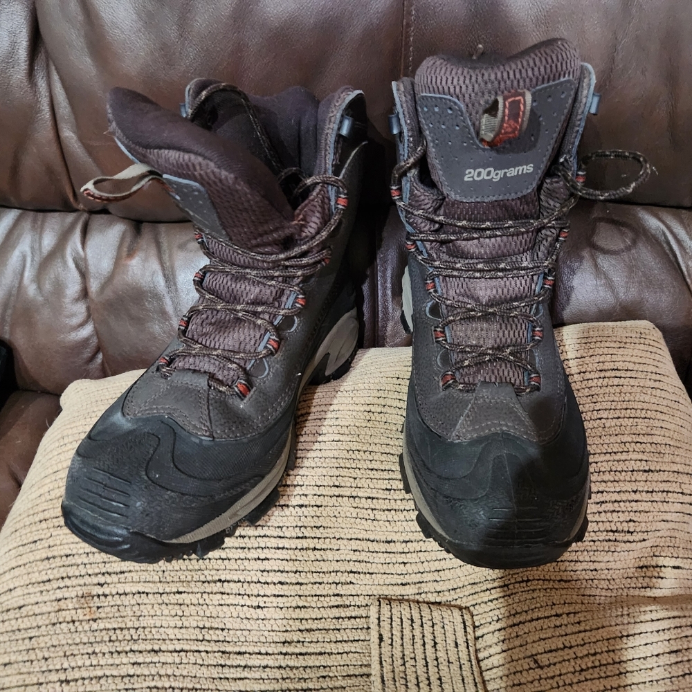 Pair of Columbia winter boots. Great condition. Size 7.